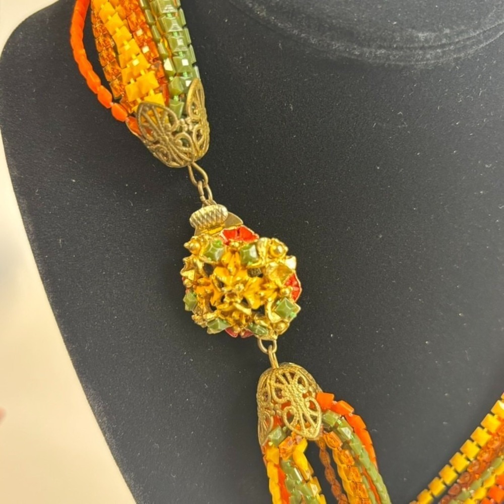Vintage Necklace Vibrant Pressed Plastic Intricate Clasp Unique Retro Piece‎ - Picture 7 of 9